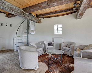 Slaapkamer met houten accenten in GR029 vakantiehuis, Tripscompagnie, Groningen, straalt warmte en comfort uit.