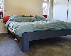 Comfortabele slaapkamer in Vakantiehuisje in Tripscompagnie, Zuidoost Groningen, met modern interieur en natuurlijk licht.