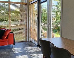 Stijlvolle binnenruimte van Vakantiehuisje in Tripscompagnie, Zuidoost Groningen, met helder daglicht en gezellige zithoek.