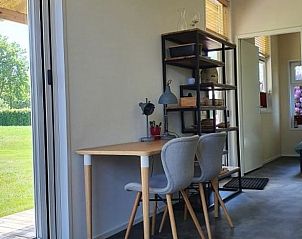 Gezellige werkruimte in Vakantiehuisje in Tripscompagnie, Zuidoost Groningen, met uitzicht op de serene natuur.