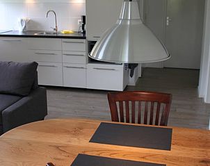 Detail van de eetkamer in Huisje in Mussel, vakantiehuis in Zuidoost Groningen met moderne inrichting.