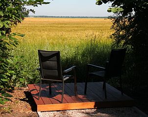 Rustgevend terras met uitzicht op natuur bij Huisje in Mussel, vakantiehuis in Zuidoost Groningen.