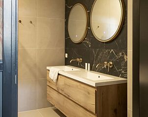 Elegante badkamer in Vakantiehuisje in Kiel-Windeweer, Zuidoost Groningen, met moderne afwerkingen en luxe voorzieningen.