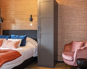Comfortabele slaapkamer in Vakantiehuisje in Kiel-Windeweer, Zuidoost Groningen, met luxe beddengoed en warme tinten.