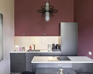 Stijlvolle keuken in Vakantiehuisje in Kiel-Windeweer, Zuidoost Groningen, met moderne apparatuur en een strakke afwerking.