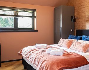 Stijlvolle slaapkamer in Vakantiehuisje in Kiel-Windeweer, Zuidoost Groningen, met warm beddengoed en moderne inrichting.