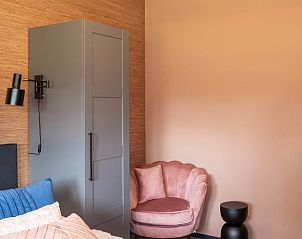 Elegant ingerichte slaapkamer in Vakantiehuisje in Kiel-Windeweer, Zuidoost Groningen, met moderne meubels en warme kleuren.