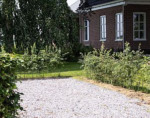 Rustige tuin bij Vakantiehuisje in Kiel-Windeweer, Zuidoost Groningen, ideaal voor ontspanning en genieten van de natuur.