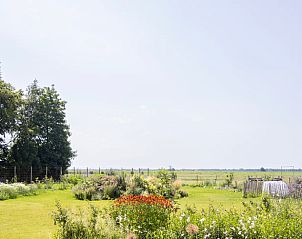 Uitgestrekt landschap rondom Vakantiehuisje in Kiel-Windeweer, Zuidoost Groningen, met weelderige tuinen en open velden.