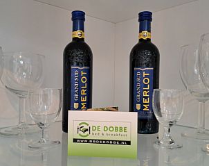 Wijn en glazen in bed & breakfast DE DOBBE in Glimmen, Groningen voor een ontspannen verblijf.
