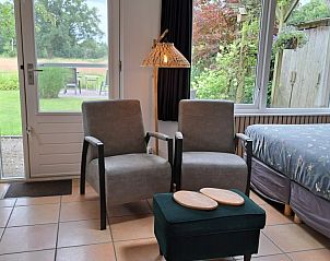 Comfortabele zitruimte met uitzicht op de tuin in bed & breakfast DE DOBBE in Glimmen, Groningen.
