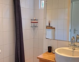 Moderne badkamer met douche in bed & breakfast DE DOBBE in Glimmen, Groningen.