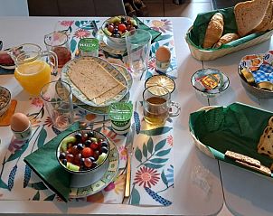 Uitgebreid ontbijt geserveerd in bed & breakfast DE DOBBE in Glimmen, Groningen.