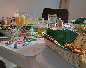 Gezond ontbijt met vers fruit in bed & breakfast DE DOBBE in Glimmen, Groningen.