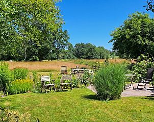 Rustige tuin met zitplekken bij bed & breakfast DE DOBBE in Glimmen, Groningen.