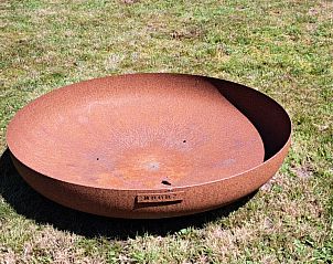 Vuurschaal in de tuin van bed & breakfast DE DOBBE in Glimmen, Groningen voor gezellige avonden.