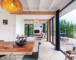 Open leefruimte in Huisje in Haren, vakantieverblijf in Zuidwest Groningen met moderne inrichting.