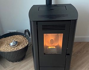 Knusse houtkachel in Huisje in Haren, vakantiehuis in Groningen, ideaal voor gezellige avonden.