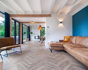 Interieur van woonkamer in Huisje in Haren, vakantieverblijf in Zuidwest Groningen, met toegang tot terras.