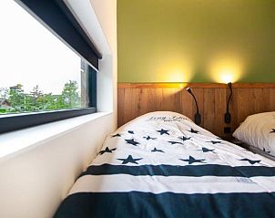 Slaapkamer met groene muur in Huisje in Haren, vakantiehuis in Groningen, sfeervol en comfortabel.