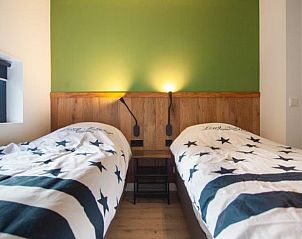 Ruime slaapkamer in Huisje in Haren, vakantieverblijf in Zuidwest Groningen, met groot raam.