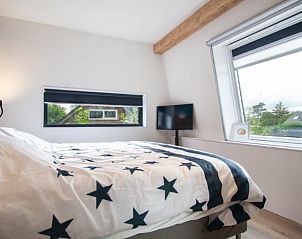 Slaapkamer met tweepersoonsbed in Huisje in Haren, vakantieverblijf in Zuidwest Groningen, modern design.