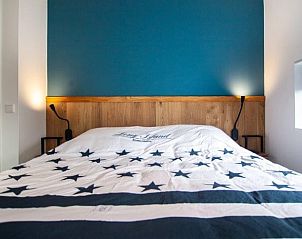 Lichte slaapkamer in Huisje in Haren, vakantiehuis in Groningen, met comfortabele bedden.