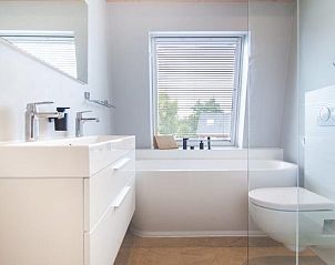 Douche in badkamer van Huisje in Haren, vakantieverblijf in Zuidwest Groningen, stijlvol en functioneel.