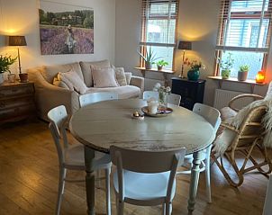 Gezellige woonkamer in vakantiehuisje in Haren, Zuidwest Groningen, met comfortabele zitruimte.