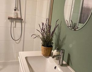 Moderne badkamer in vakantiehuisje in Haren, Zuidwest Groningen, met stijlvolle douche.