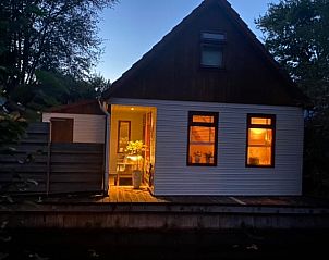 Vakantiehuisje in Haren, Zuidwest Groningen, sfeervol verlicht in de avond.