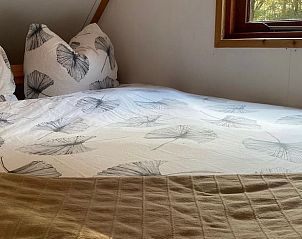 Zolder slaapkamer in vakantiehuisje in Haren, Zuidwest Groningen, met uitzicht op de natuur.