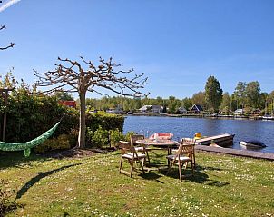 Schitterend uitzicht op het meer vanuit de tuin van Vakantiehuisje in Haren in Zuidwest Groningen.