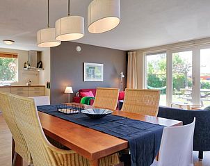 Eetkamer in Vakantiehuisje in Haren, een gezellig vakantiehuis in Zuidwest Groningen met moderne inrichting.