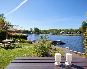 Terras met uitzicht op het water bij Vakantiehuisje in Haren, ideaal voor ontspanning in Zuidwest Groningen.