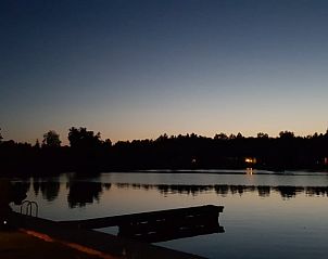 Rustige avond aan het meer bij Vakantiehuisje in Haren, een serene plek in Zuidwest Groningen.