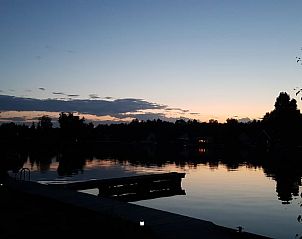 Sfeervolle avondlucht boven het meer bij Vakantiehuisje in Haren, een unieke ervaring in Zuidwest Groningen.
