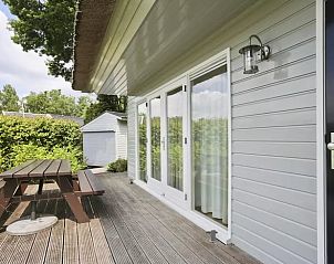 Houten terras bij Vakantiehuisje in Haren, ideaal voor buiten dineren in Zuidwest Groningen.