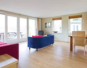 Lichte en ruime woonkamer in Vakantiehuisje in Haren, een comfortabel verblijf in Zuidwest Groningen.