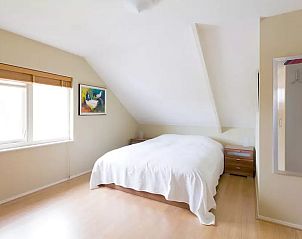 Hoofdslaapkamer in Vakantiehuisje in Haren, een serene plek voor een goede nachtrust in Zuidwest Groningen.