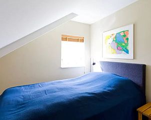 Knusse slaapkamer in Vakantiehuisje in Haren, ideaal voor een ontspannen verblijf in Zuidwest Groningen.