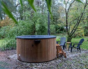 Buitenruimte met hot tub bij Huisje in Haren, vakantiehuis in Groningen