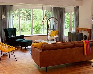 Lichte woonkamer met uitzicht op tuin in Huisje in Haren, Groningen