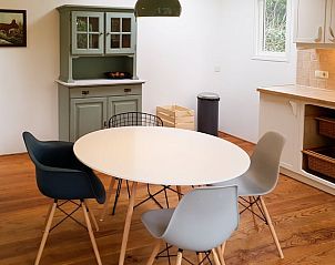 Eethoek in keuken van Huisje in Haren vakantiehuis, Groningen