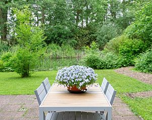 Tuin met terras bij Huisje in Haren vakantiehuis, Zuidwest Groningen