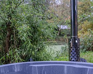 Hot tub met uitzicht op tuin in Huisje in Haren, Groningen