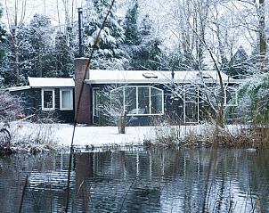Huisje in Haren vakantiehuis bedekt met sneeuw, Zuidwest Groningen