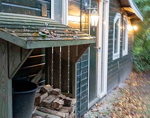 Buitenverlichting en houtopslag bij Huisje in Haren vakantiehuis, Groningen