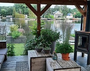 Gezellig terras bij Vakantiehuisje in Haren met uitzicht op het water in Zuidwest Groningen.