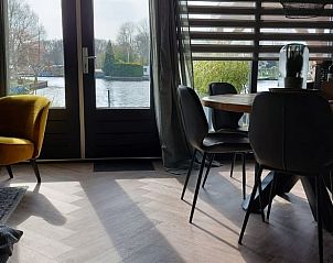 Eetruimte in Vakantiehuisje in Haren met uitzicht op het water in Zuidwest Groningen.